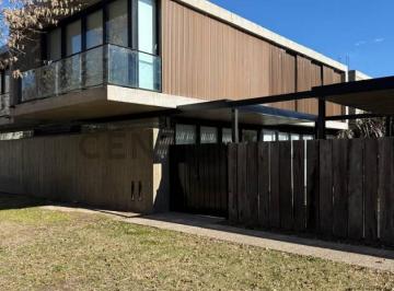 Casa · 147m² · 4 Ambientes · Casa en Alquiler de Tres Dorm. en Barrio Grand Bell 2