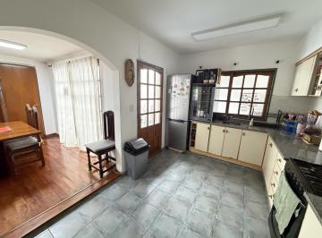PH · 114m² · 4 Ambientes · 1 Cochera · Hermoso PH Al Frente con Cochera, Patio y Terraza!