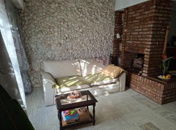 Casa · 110m² · 5 Ambientes · 1 Cochera · Casa en Alberdi - Terreno Amplio - Parrillero - Jardin - Cochera