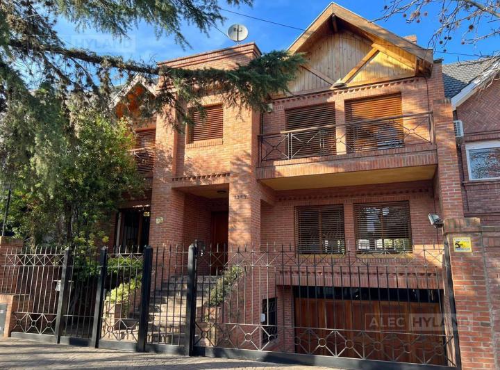 Casa · 490m² · 5 Ambientes · 3 Cocheras