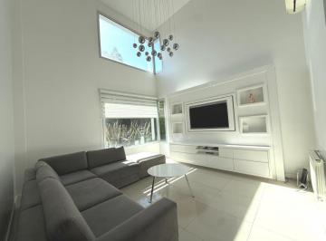 Casa · 250m² · 4 Ambientes · 2 Cocheras · Casa 4 Ambientes en Venta Fincas