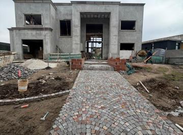 Casa · 344m² · 4 Ambientes · Casa en Rumencó Joven