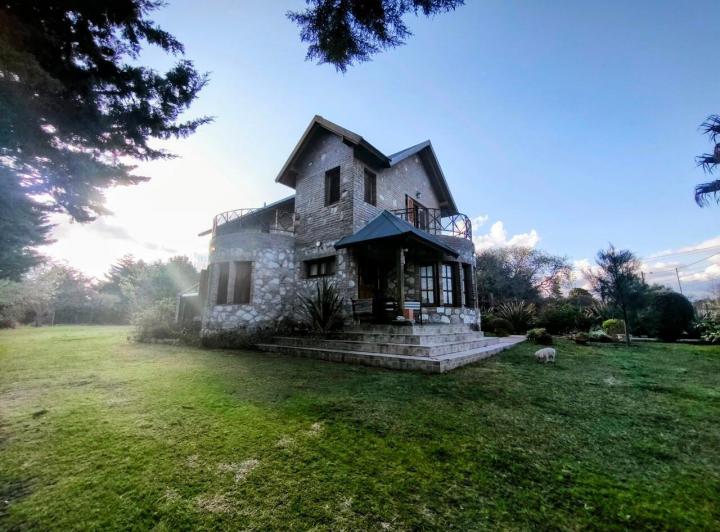 Casa · 180m² · 6 Ambientes · 1 Cochera