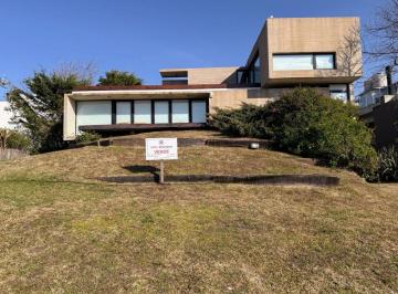 Casa de 5 ambientes, Mar Azul · Casa La Ballena | Propiedad de Categoría en Mar Azul