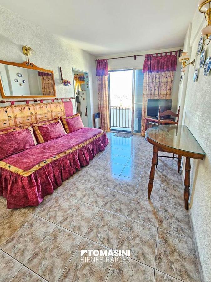 Departamento de 2 ambientes al lateral, con agradable vista abierta hacia la ciudad
