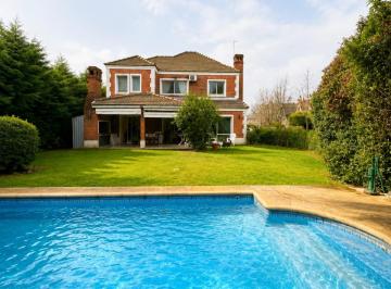 Casa · 746m² · 7 Ambientes · 1 Cochera · Casa - Bermudas