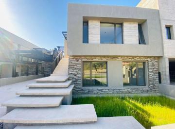 Casa · 200m² · 4 Ambientes · 1 Cochera · Casa en Alquiler Dalvian 3 Dorm.