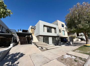 Casa · 200m² · 4 Ambientes · 1 Cochera · Casa en Alquiler Dalvian 3 Dorm.