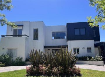 Casa · 6 Ambientes · Casa en Venta en Barrio San Isidro Labrador