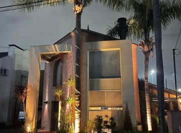 Casa · 200m² · 4 Ambientes · 1 Cochera · Casa en Venta Country Club Champagnat - Lote 18