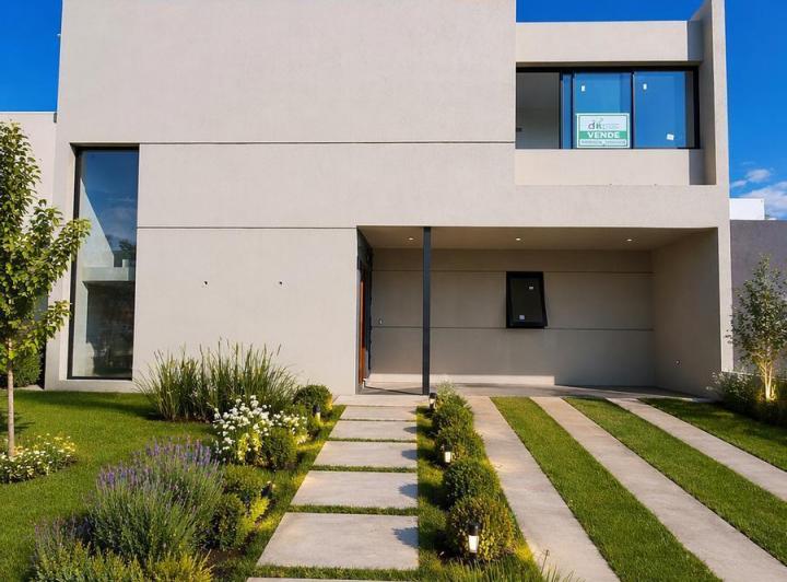 Casa · 216m² · 7 Ambientes · 2 Cocheras
