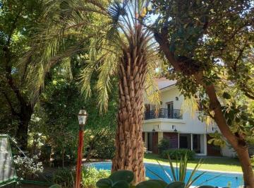 Casa · 386m² · 5 Ambientes · 2 Cocheras · Gran Casa en Venta en Lomas de San Isidro Sobre Lote 1224 m²