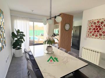 Casa · 150m² · 5 Ambientes · 2 Cocheras · Casa en Venta de 2 Plantas con 3 Dorm. en Valle Escondido, Patagonia Village