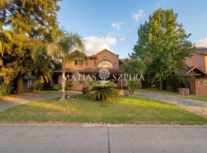 Casa · 239m² · 5 Ambientes · 1 Cochera