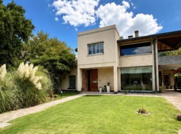 Casa · 247m² · 5 Ambientes · 1 Cochera · Propiedad en 2 Plantas con Piscina en Venta