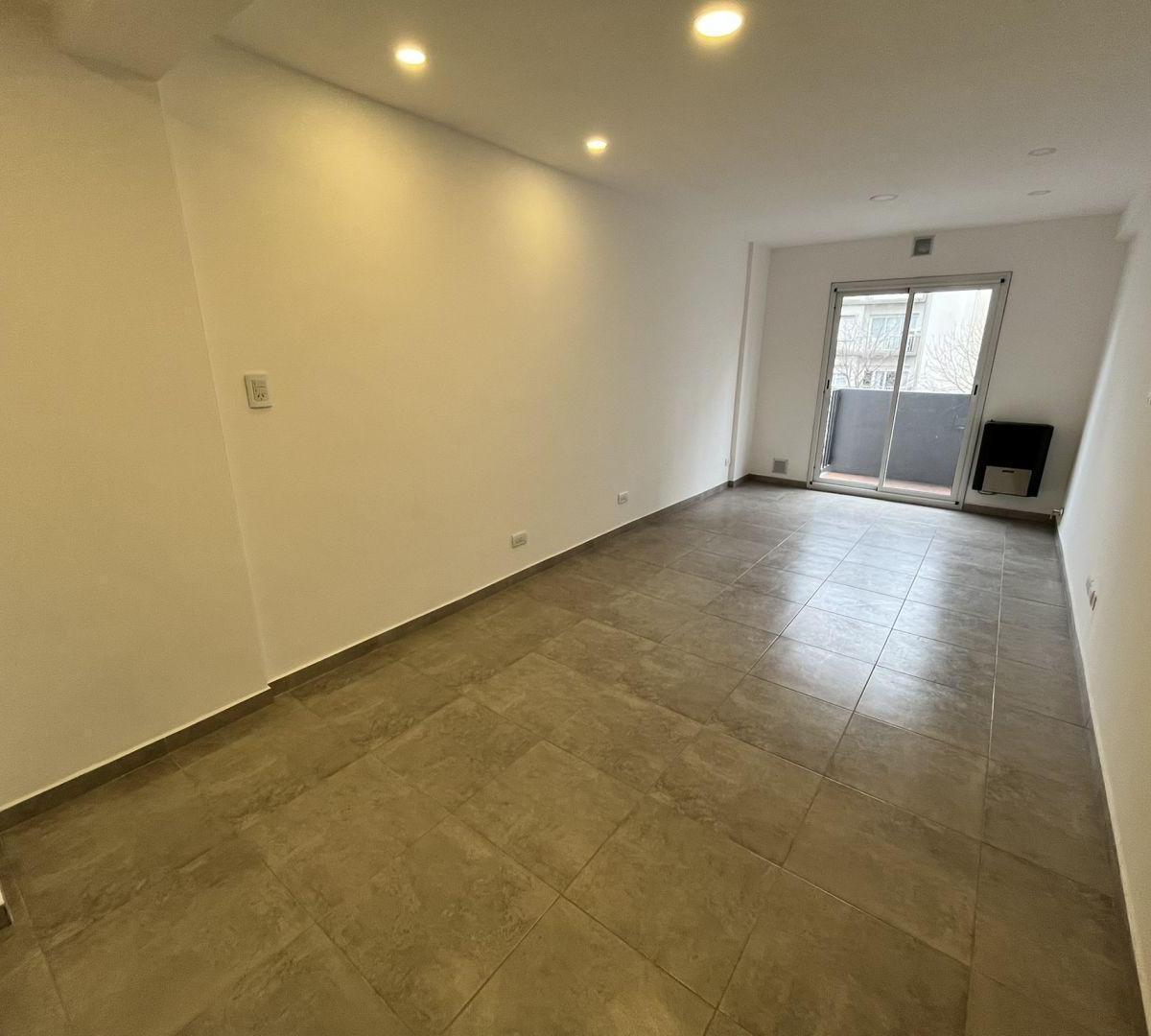 Departamento de 1 ambiente al frente, totalmente reciclado, con balcón saliente