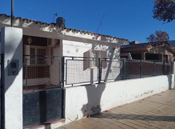 Casa · 143m² · 4 Ambientes · 1 Cochera · Alquiler Casa de 2 Dorm.. Rivadavia