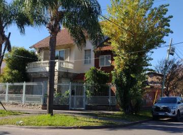 Casa · 415m² · 5 Ambientes · 5 Cocheras · Cálido y Luminoso Chalet de 2 Plantas en Castelar!