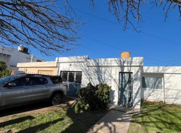 Casa · 70m² · 2 Ambientes · 1 Cochera · Casa de 1 Dorm en Los Gigantes - Residencial America con Cochera