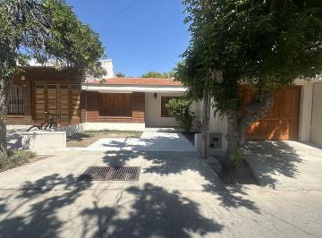 Casa · 200m² · 6 Ambientes · 1 Cochera · Alquiler - Casa Céntrica de 3 Dorm.