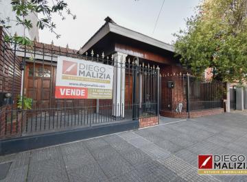 Casa · 144m² · 4 Ambientes · 1 Cochera · Venta de Casa 4 Ambientes con Garage, Patio y Parrilla en Turdera