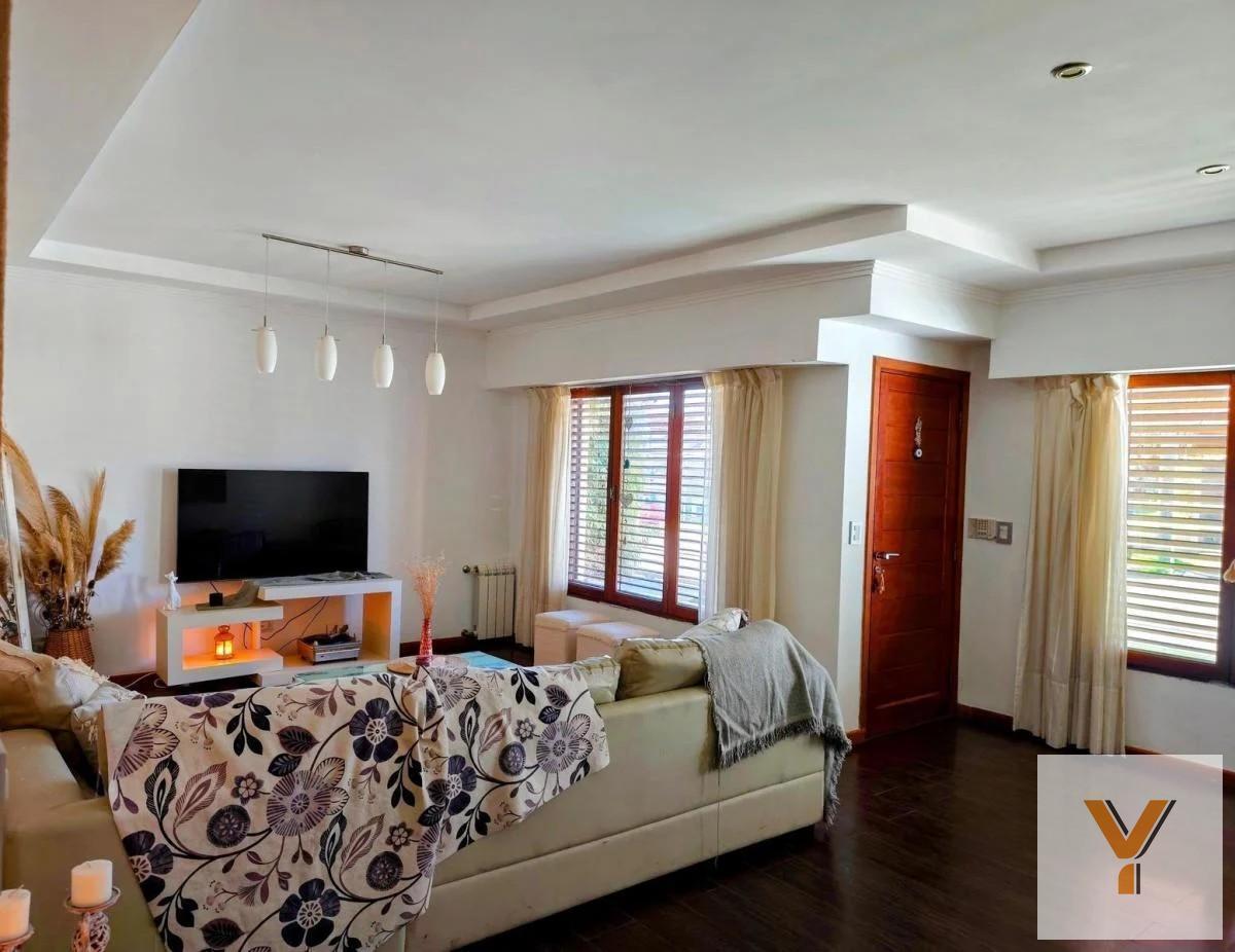 Casa 5 dorm, 240m² con cochera para 2 autos — San Carlos
