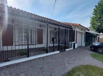 Casa de 3 ambientes, Morón · Casa Tipo Chalet Reciclada a Nuevo con Piscina