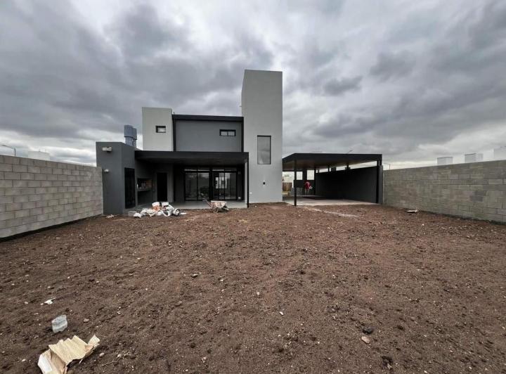 Casa · 230m² · 3 Ambientes · 2 Cocheras