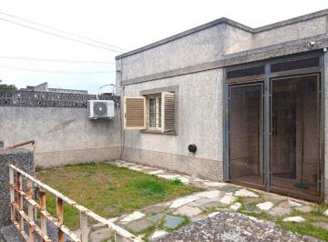 Casa · 95m² · 4 Ambientes · 2 Cocheras · Casa en Venta El Palomar a Refaccionar 4 Amb. Gran Fondo