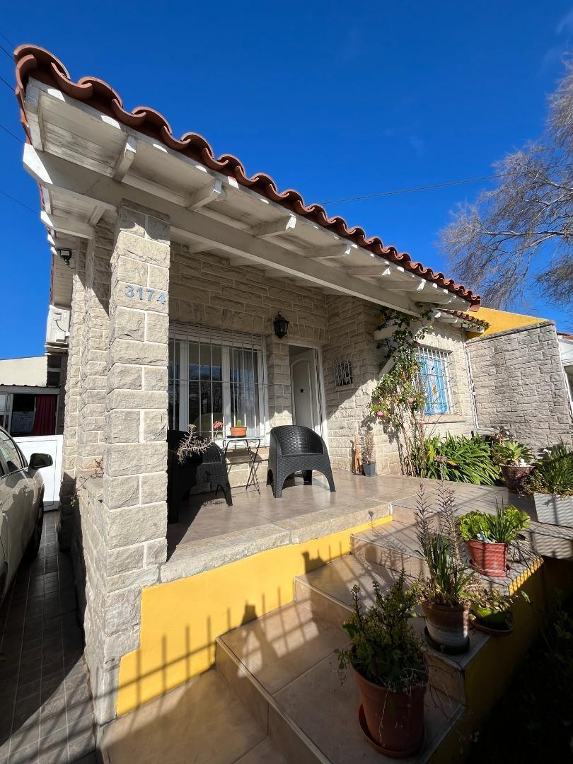 Casa 3 amb, 142m² reciclada con jardín y cochera — Los Troncos