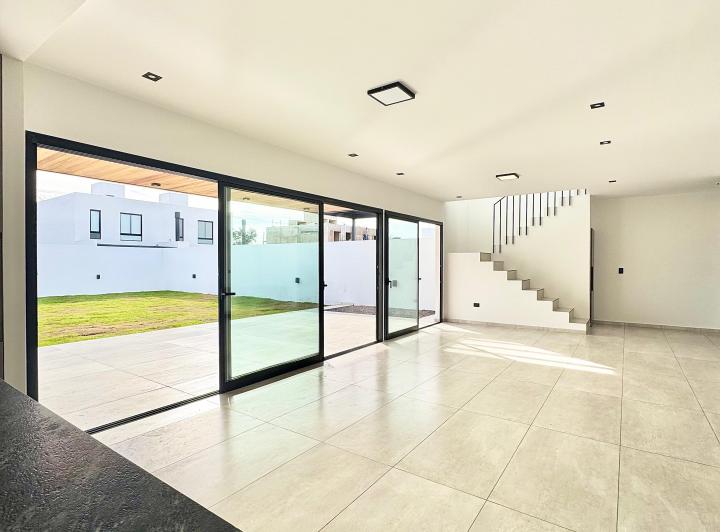 Casa · 263m² · 3 Dormitorios · 2 Cocheras