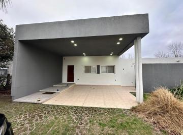 Casa · 126m² · 5 Ambientes · 2 Cocheras · Venta - Casa 3 Dormiotorios, Piscina. Barrio Privado Cadaques (Funes Hills).