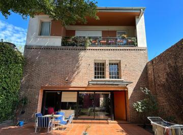 Casa · 213m² · 5 Ambientes · 1 Cochera · Casa Tipo Triplex de 4 Ambientes en Lanús Este