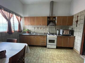 Casa · 220m² · 4 Ambientes · 2 Cocheras · Casa 4 Amb + 2 Locales + 2 Cocheras