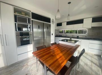 Casa · 220m² · 7 Ambientes · 6 Cocheras · Casa en Alquiler Anual en El Canton Islas Al Lago de 7 Ambientes con Pileta