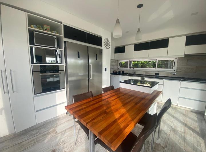 Casa · 220m² · 7 Ambientes · 6 Cocheras