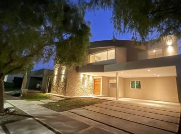 Casa · 275m² · 4 Dormitorios · 2 Cocheras · Sd Propiedades Ofrece en Alquiler Exclusiva Casa a Estrenar en Barrio Privado, Luján de Cuyo.