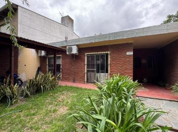 Casa · 96m² · 3 Ambientes · 1 Cochera · Casa en Una Planta en Bella Vista