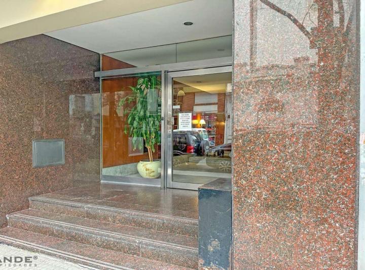Barrio Norte. 3amb. Escritorio. Frente. Balcón. Bño y Toilete. Impecable. Semi P