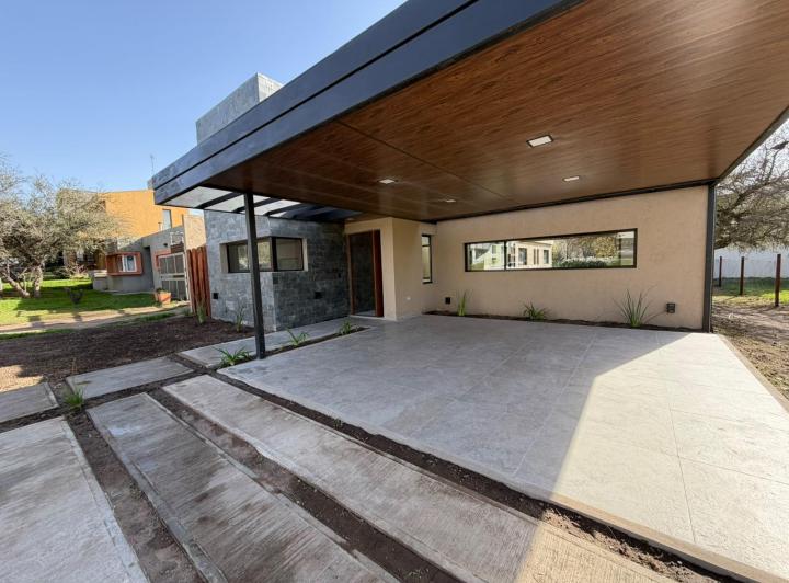 Casa · 225m² · 6 Ambientes · 2 Cocheras