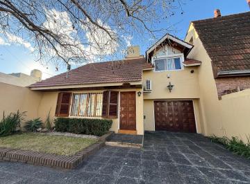 Casa 252m² Venta Castelar · Casa en Venta Ubicada en Castelar Norte con 2 Dorm. y Amplio Jardín