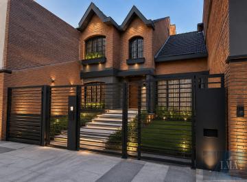 Casa · 236m² · 5 Ambientes · 2 Cocheras · Venta Casa de Categoría en Villa Devoto, 5 Ambientes, Playroom, Jardín, Garaje Para 2 Autos.