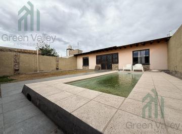 Casa · 182m² · 6 Ambientes · 1 Cochera · Casa en Luzuriaga