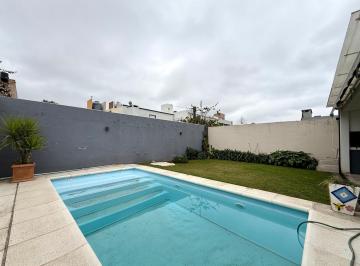 Casa · 133m² · 4 Ambientes · 1 Cochera · Venta Casa 2 Dorm. con Pileta Miradores de Manantiales