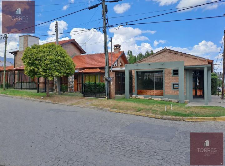 Casa · 270m² · 5 Ambientes · 3 Cocheras
