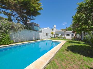 Casa · 125m² · 4 Ambientes · 1 Cochera · Casa 4 Amb. con Jardín, Pileta y Parrilla - Martínez