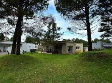 Casa · 152m² · 5 Ambientes · Casa en Alquiler Anual - Costa Esmeralda - Deportivo 1 Lote 106