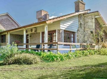 Casa · 130m² · 5 Ambientes · 1 Cochera · Chalet Buen Orden