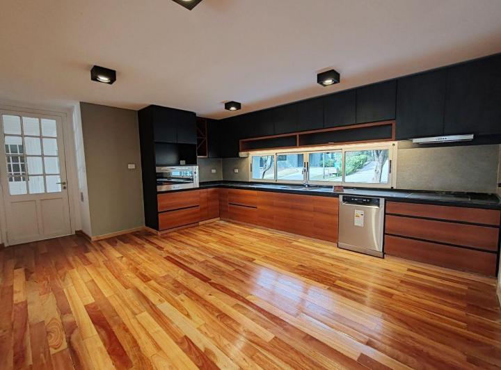 Casa · 540m² · 10 Ambientes · 4 Cocheras