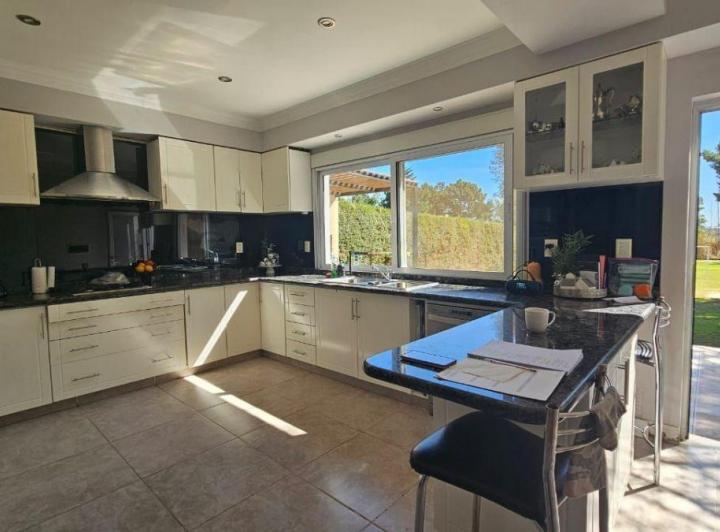 Casa · 210m² · 5 Ambientes · 1 Cochera